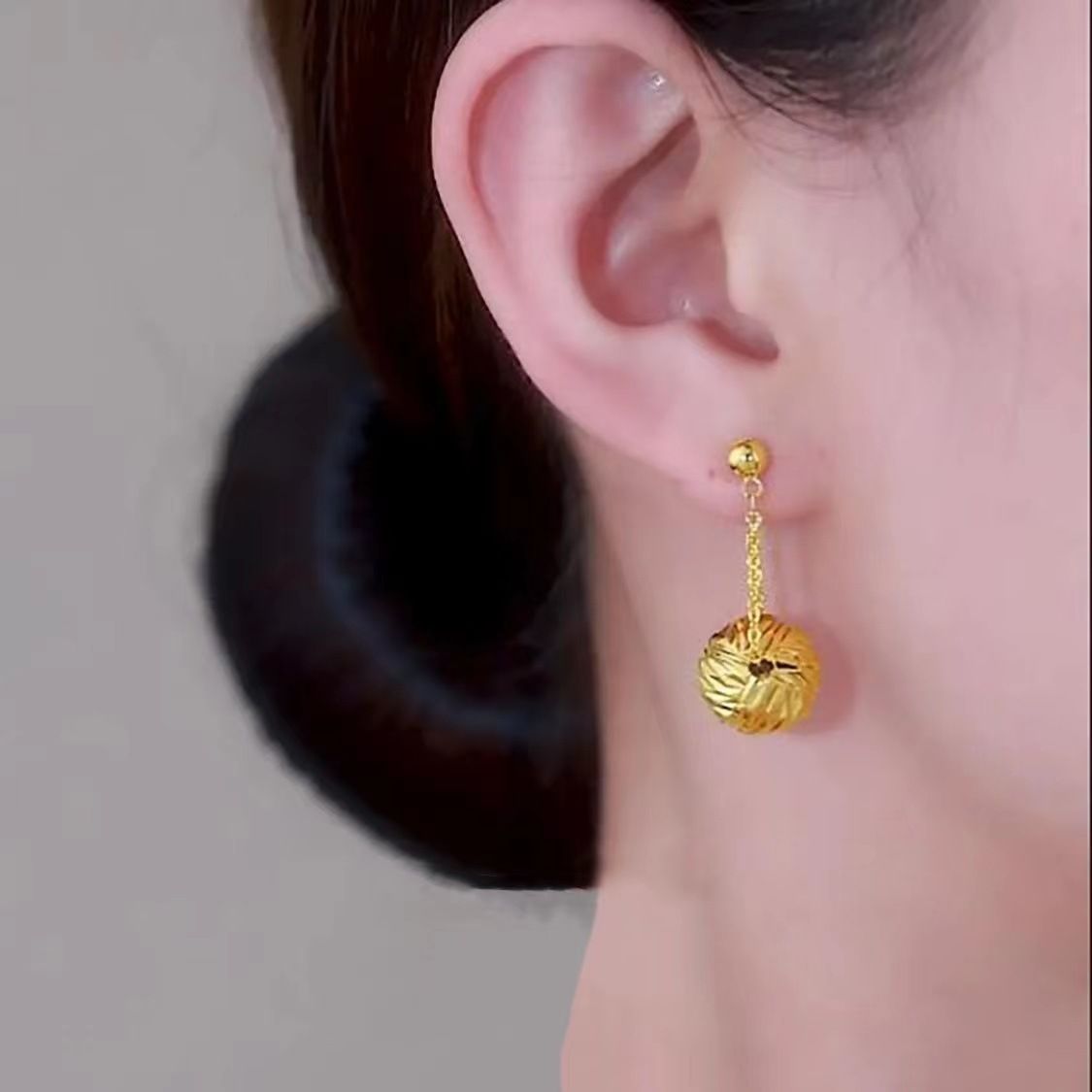 Gold Simple Temperament Ball Earrings