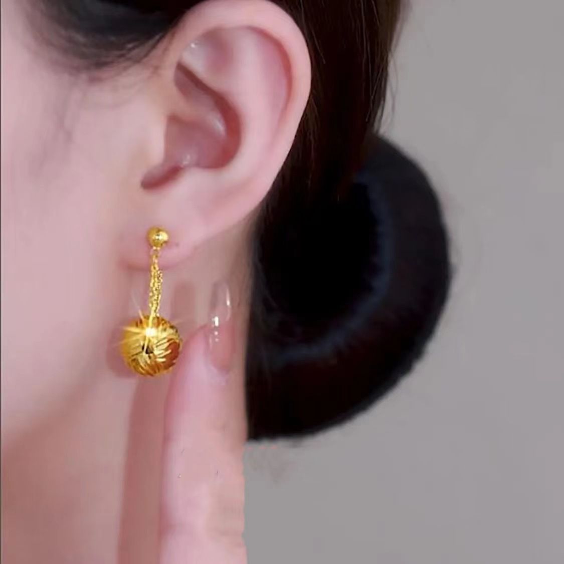 Gold Simple Temperament Ball Earrings
